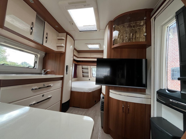 Hobby 495 Ufe Excelent Frans bed, mover . foto: 6