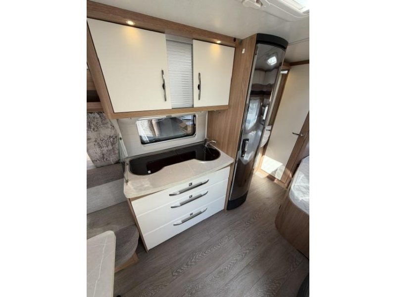 Hobby De Luxe 460 UFE Incl. Mover Fietsendrager  foto: 13