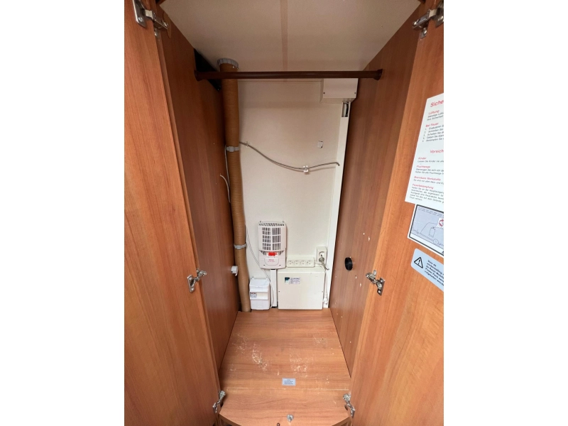Hobby La Vita 400 SF Mover, Tent, Fietsenrek  foto: 18