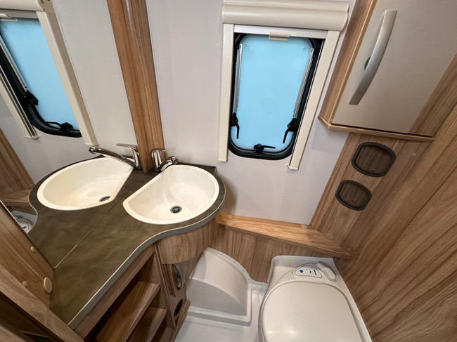 Eriba Nova Light 442 Crystal Silver foto: 21