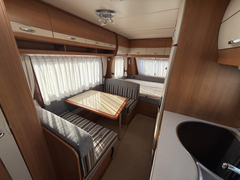 Hobby Excellent 490 KMF Unico voortent en luifel 