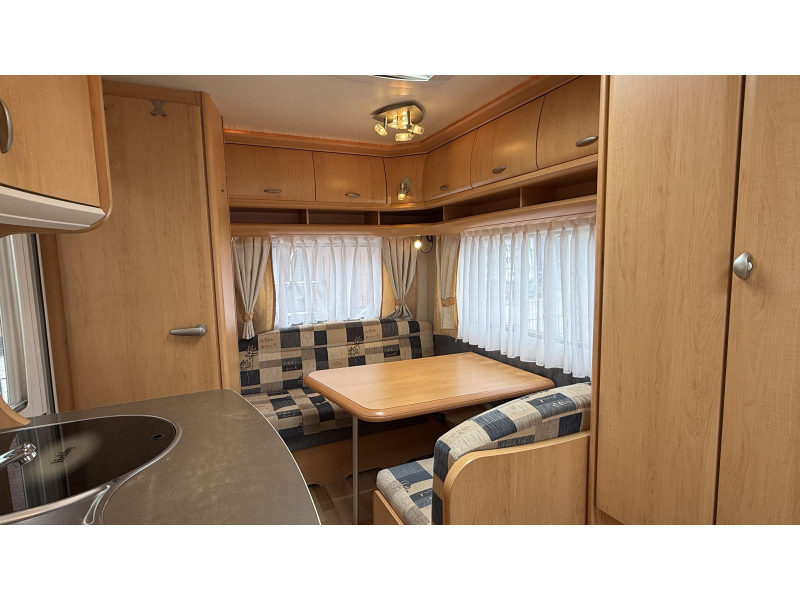 Hobby De Luxe 400 SF treinzit vast bed toilet 
