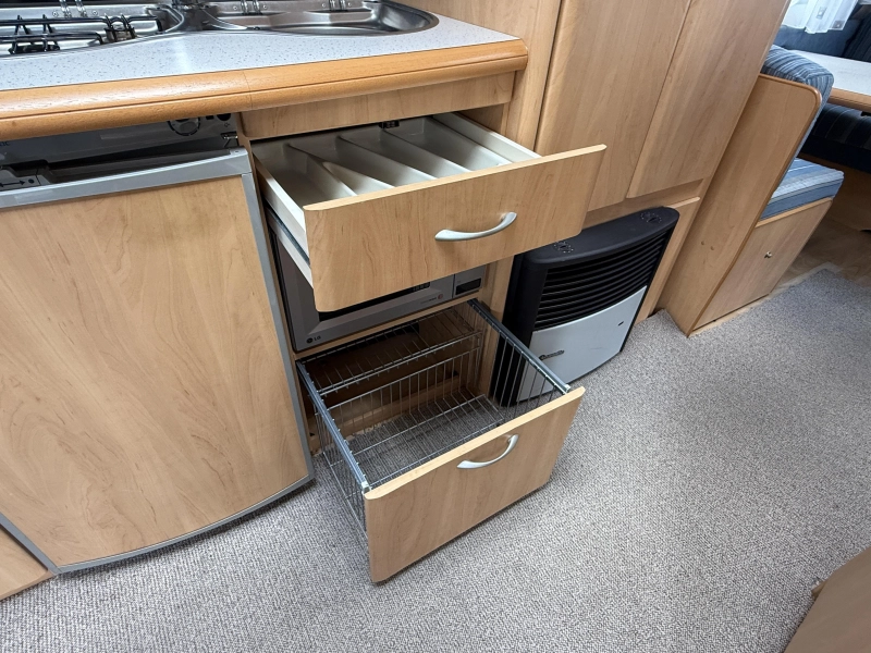 Hobby De luxe Easy 540 UK kinderkamer rondzit  foto: 7