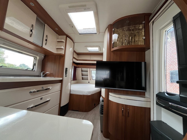 Hobby 495 Ufe Excelent Frans bed, mover . foto: 9