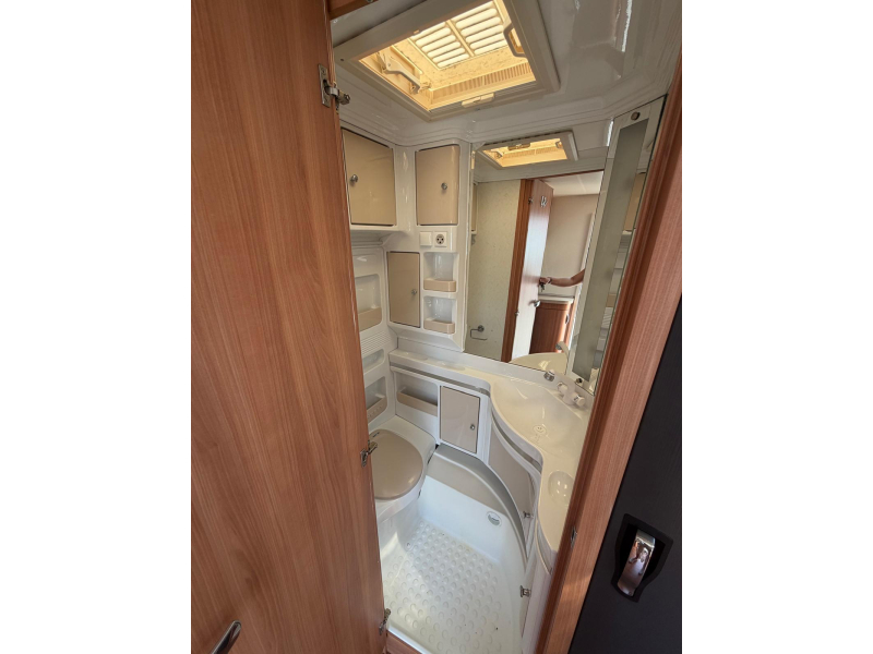 Hobby De Luxe 380 TB Met mover en luifel!  foto: 8