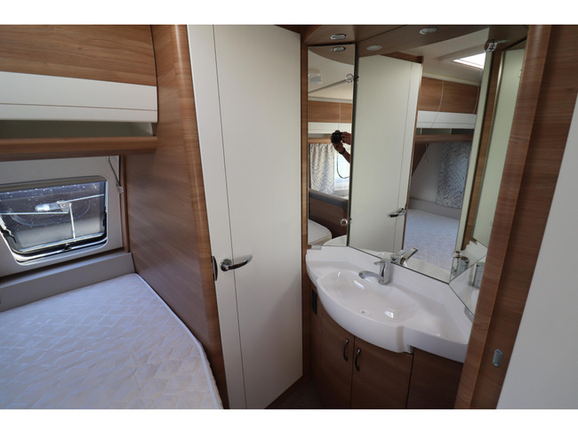 Hobby De Luxe 400 SFE Mover / Voortent foto: 18