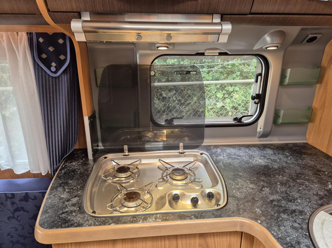 Bürstner 525 TS Belcanto Queens bed kleine voortent foto: 10