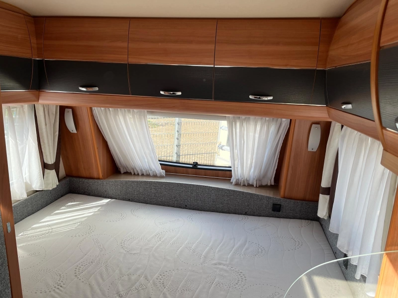 Hobby De Luxe 440 SF Dwars Bed 210CM MOV TENT  foto: 6