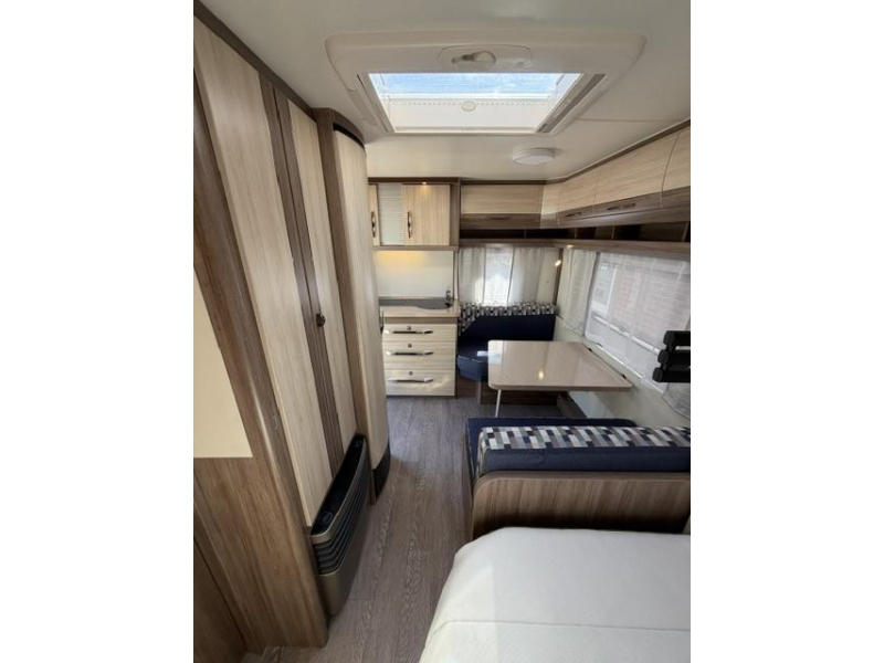 Hobby De Luxe 400 SFE Incl. Luifel en Voortent  foto: 17