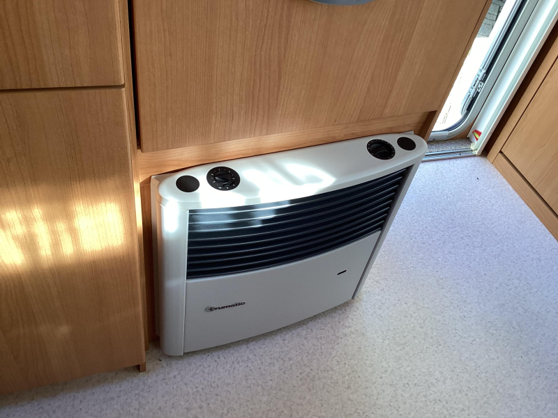 Knaus Sport 420 QD mover/ voortent  foto: 14
