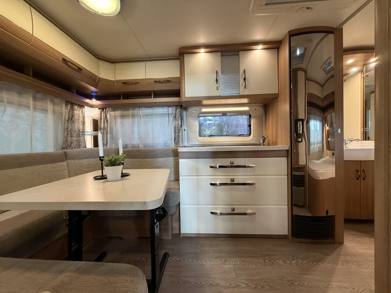 Hobby De Luxe 460 UFE Mover / Cassetteluifel  foto: 11