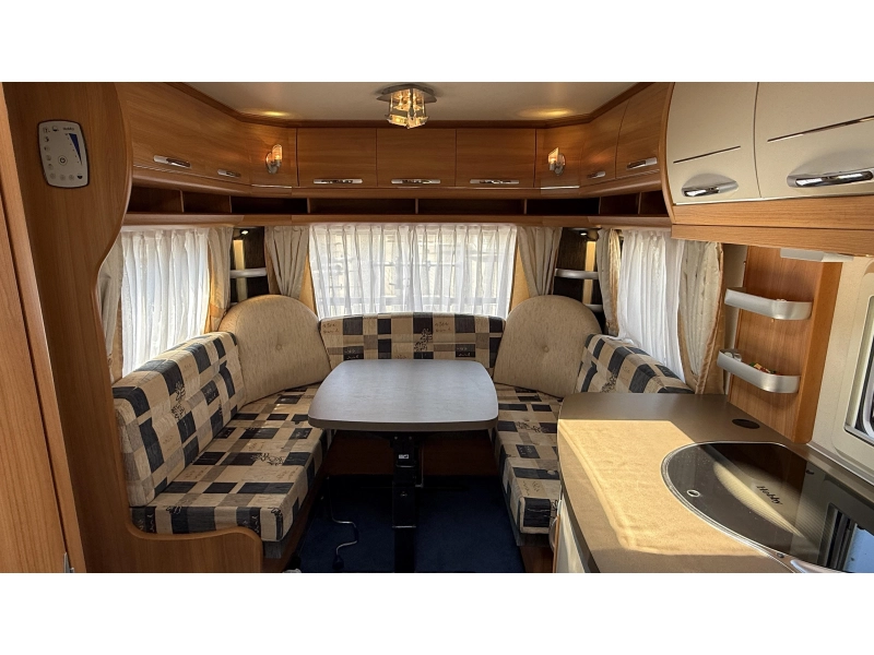 Hobby De Luxe 540 UL enkele bedden rondzit 