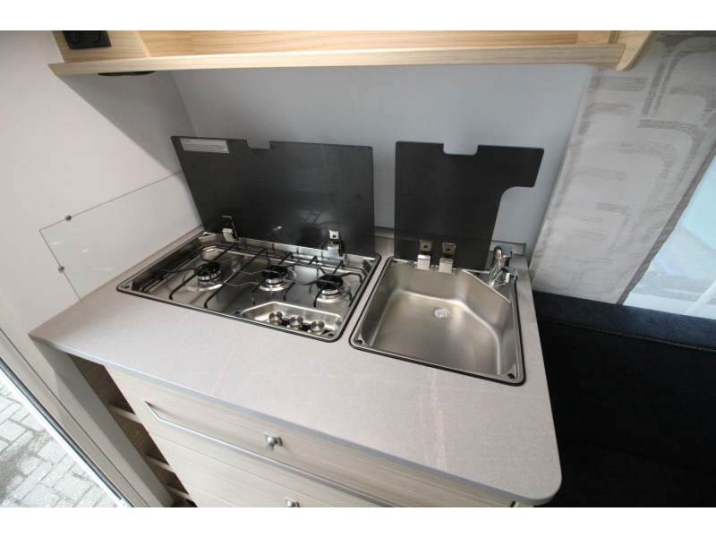 Fendt Bianco Activ 390 FHS Frans bed & hoge koelkast  foto: 12