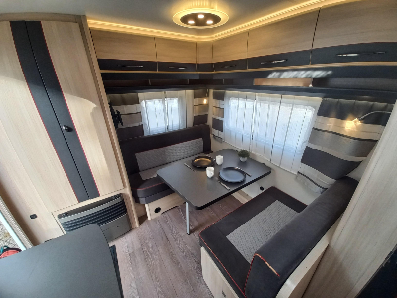 Hobby De Luxe Edition 440 SF voortent Unico-mover-etc  foto: 6