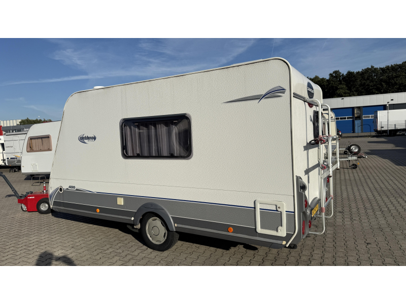 Caravelair Ambiance Style 400 CP eindkeuken zit vast bed  foto: 12