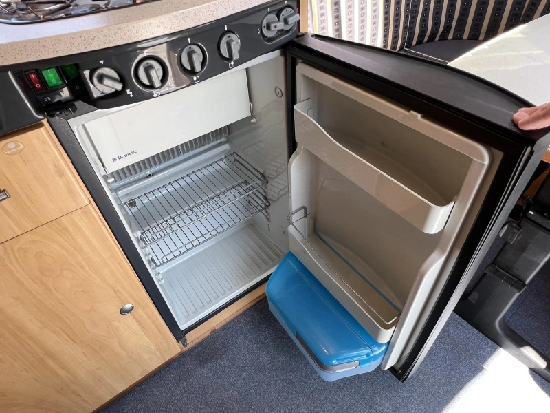 Dethleffs Camper 450 DB frans bed rondzit toilet  foto: 6