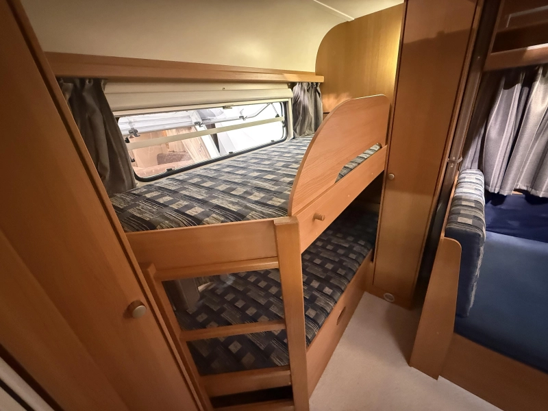Knaus Sport 500 FDK STAPELBED VASTBED ZITJE 