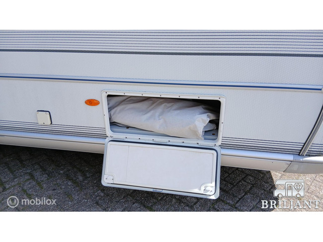 LMC 560K1 caravan.. enkelebedden/rondzit foto: 5