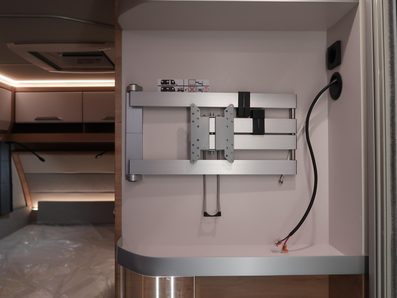 Knaus Sudwind Black Selection 450 FU FRANS BED / RONDZIT  foto: 9