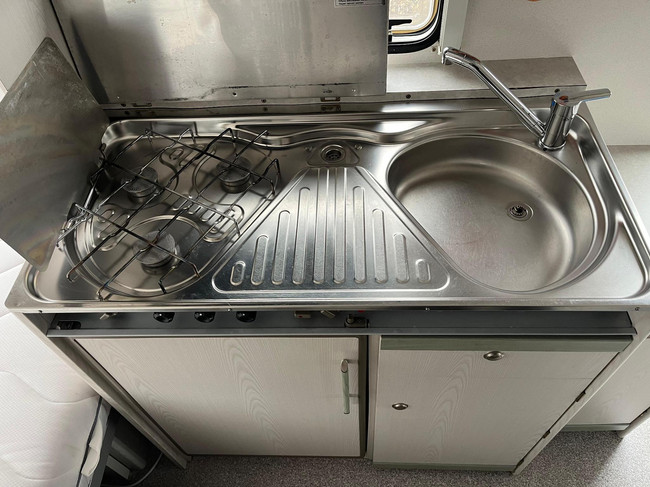 Knaus Sport 2404 | Voortent | Halfautomaat mover | Vastbed | Dinette (rondzit) | Kachel | Casette toilet | Imperiaal/ladder foto: 12