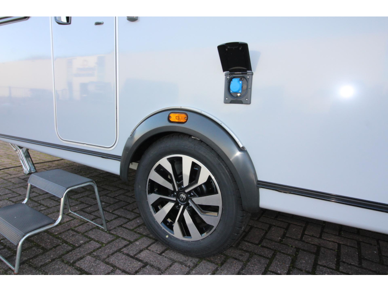 Knaus Sudwind Black Selection 450 FU Frans bed & rondzit!  foto: 22