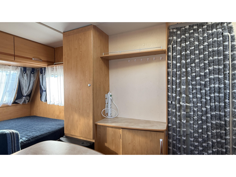 Caravelair Ambiance Style 400 CP eindkeuken zit vast bed  foto: 9