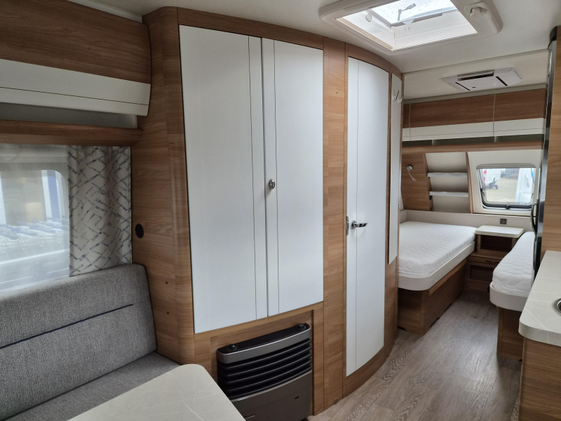 Hobby De Luxe 495 UL Enkele bedden-Mover-Airco  foto: 11