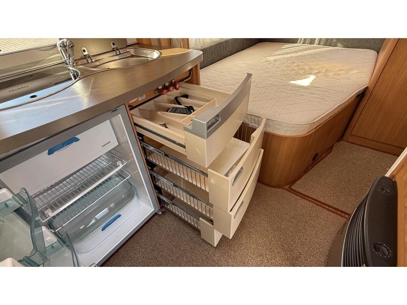 Hobby De Luxe 460 UFE frans bed rondzit toilet  foto: 6