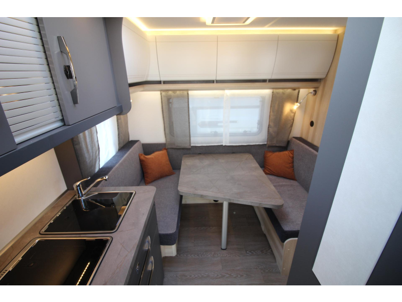 Hobby De Luxe 400 SFE Frans bed & hoge koelkast  foto: 5