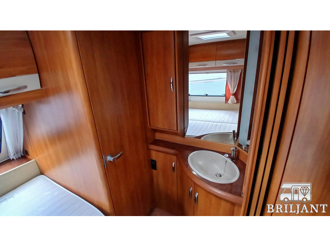 Hobby 560 UFE caravan fransbed/rondzit foto: 14
