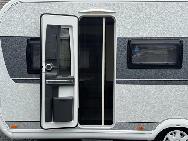 Hobby De Luxe 495 UL met enkele bedden **Mover/Fietsendrager/Zakluifel/Buitengas/2e serviceluik/1e eigenaar/Zeer nette caravan** foto: 20