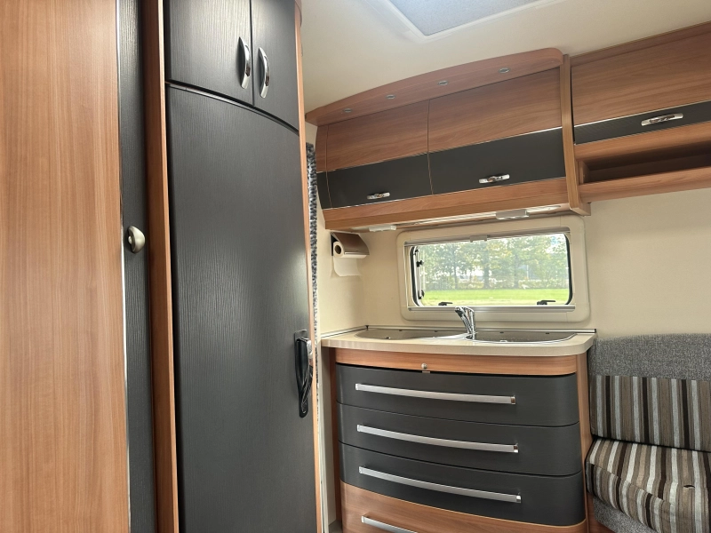 Hobby De Luxe 400 SFE mover - voortent - luifel  foto: 7