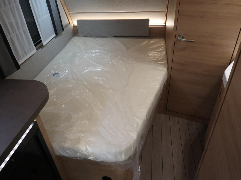 Knaus Sudwind Black Selection 450 FU FRANS BED / RONDZIT 