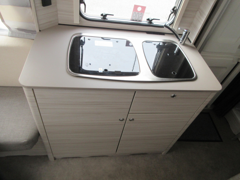 Dethleffs C'Joy 480 QLK GEZINS CARAVAN, VOORTENT  foto: 11