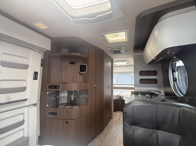 Eriba T 820 (TOURING 820) full options EP level systeem lengte bedden XT mover Truma zonnepanelen 2x dakairco Dometic elktr schotel foto: 20