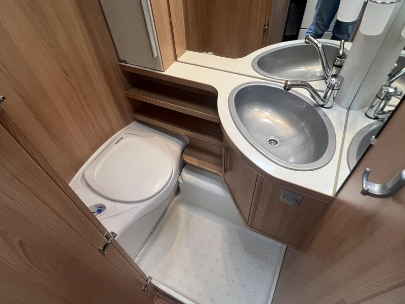 TEC Travel King 470 E zit enkele bedden toilet  foto: 5