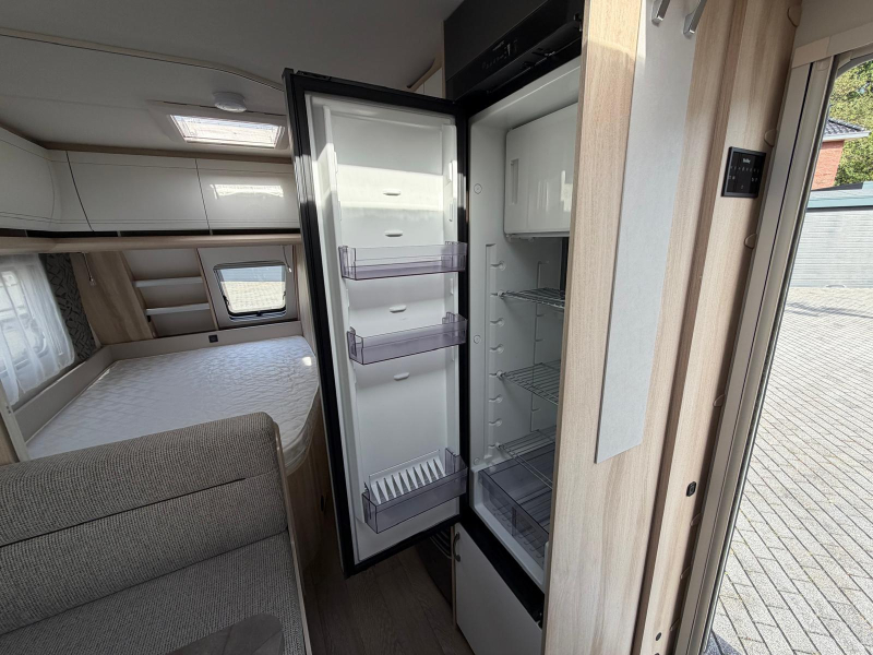 Hobby De Luxe 400 SFE Met Luifel!  foto: 10