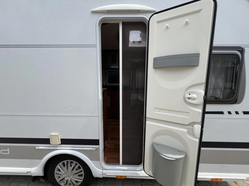 Dethleffs Nomad 450 DB Mover, Voortent, Hordeur  foto: 11