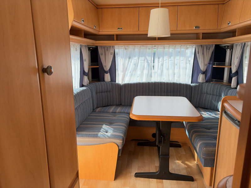 Hobby De Luxe 460 UFE Fietsendrager/Voortent  foto: 7
