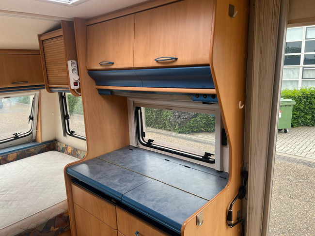 Hobby De Luxe 400 SF | Luifel | Fietsenrek | Mover Half Automaat | Vastbed | Dinette (Treinzit) | Tempo 100 | Schokbrekers foto: 12
