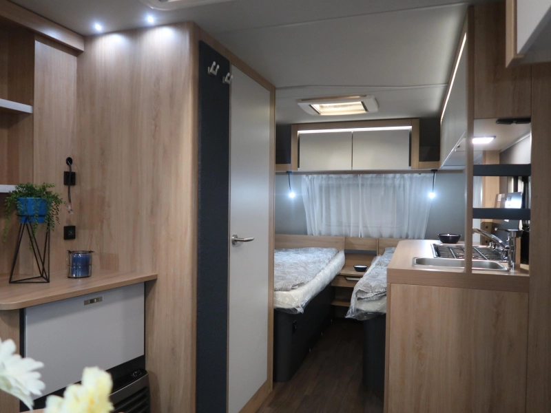 Knaus Sport 460 EU ENKELE BEDDEN / RUIME ZIT  foto: 2