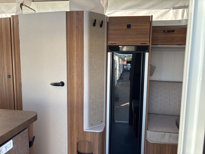 Eriba Touring 630 Legend Mover/Thule luifel  foto: 4