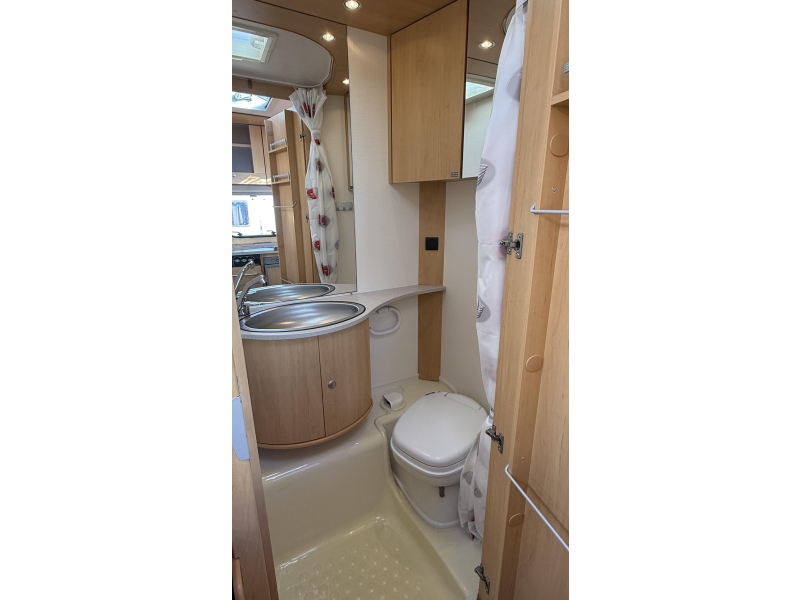 Dethleffs Camper 440 DB dwars bed zit toilet  foto: 5