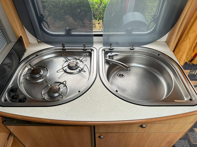 HOME-CAR Racer Spirit 45 | Fietsenrek | Voortent | Fransbed | Kachel | Dinnete foto: 11