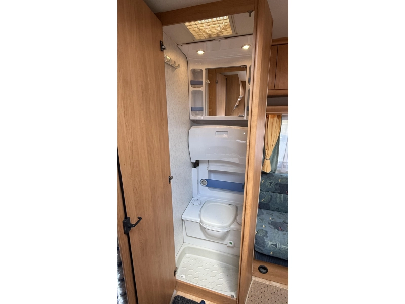 Hobby Excellent Easy 400 SF dwars bed treinzit toilet  foto: 3