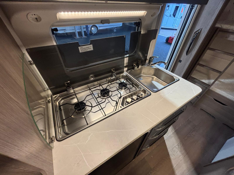 Hobby On Tour 470 KMF met voortent en stapelbed  foto: 15