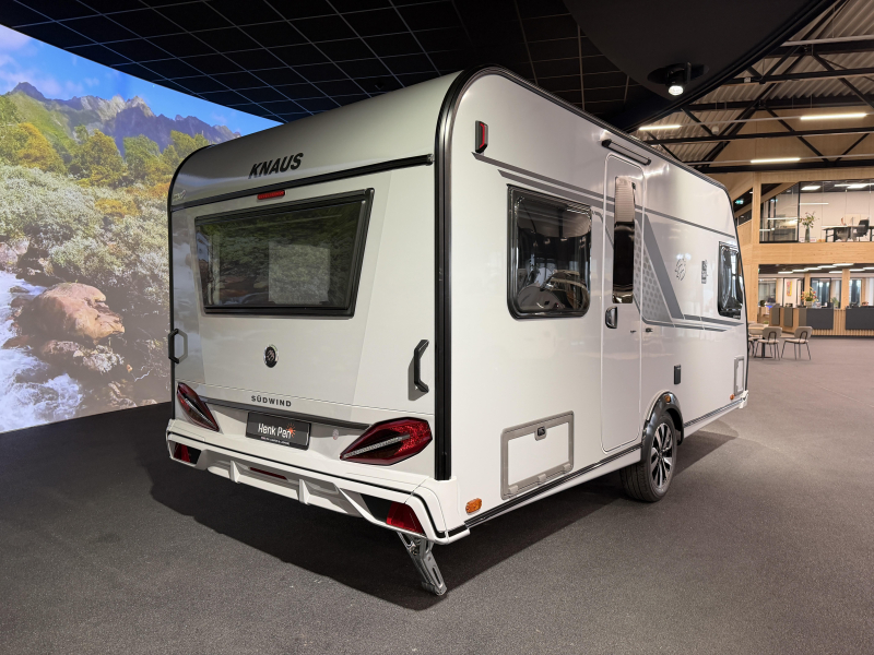 Knaus Sudwind Black Selection 450 FU rondzit / fransbed 