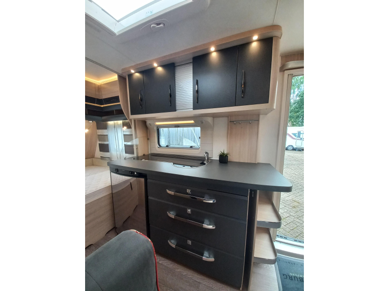 Hobby De Luxe Edition 440 SF voortent Unico-mover-etc  foto: 10