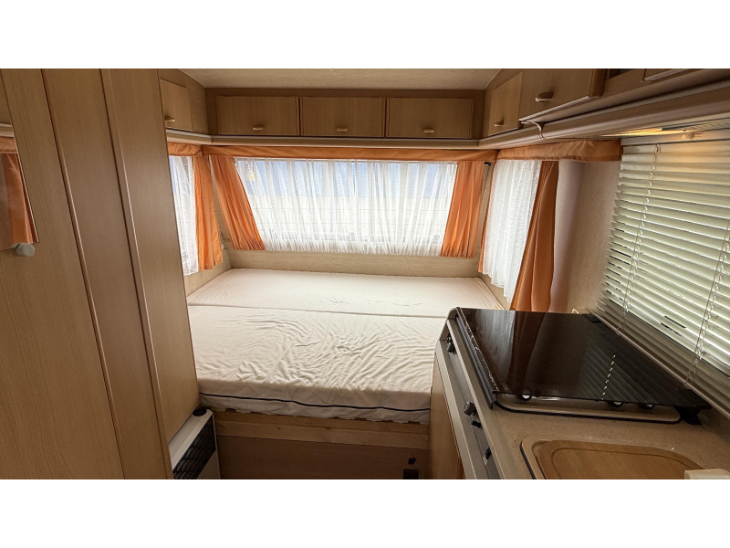 Adria Optima 425 TK vast bed zit toiletruimte  foto: 2