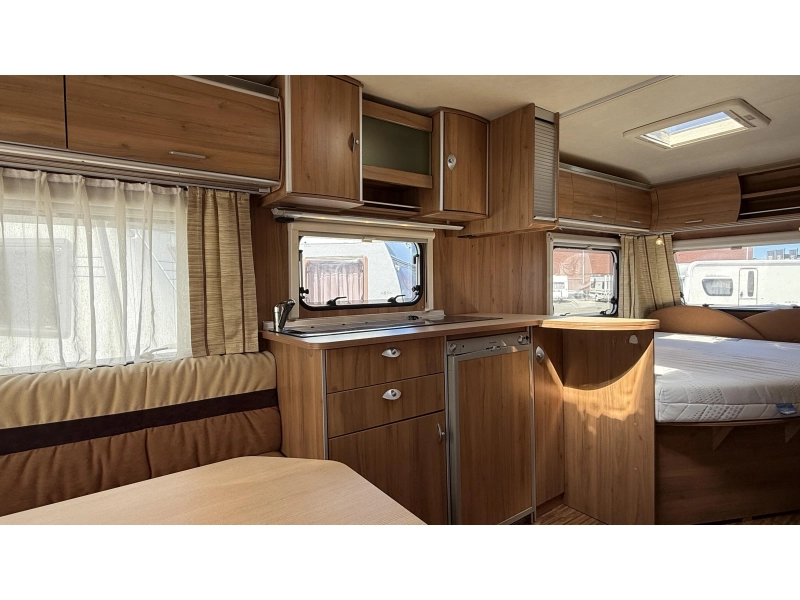 Bürstner Averso 460 TS frans bed rondzit toilet 